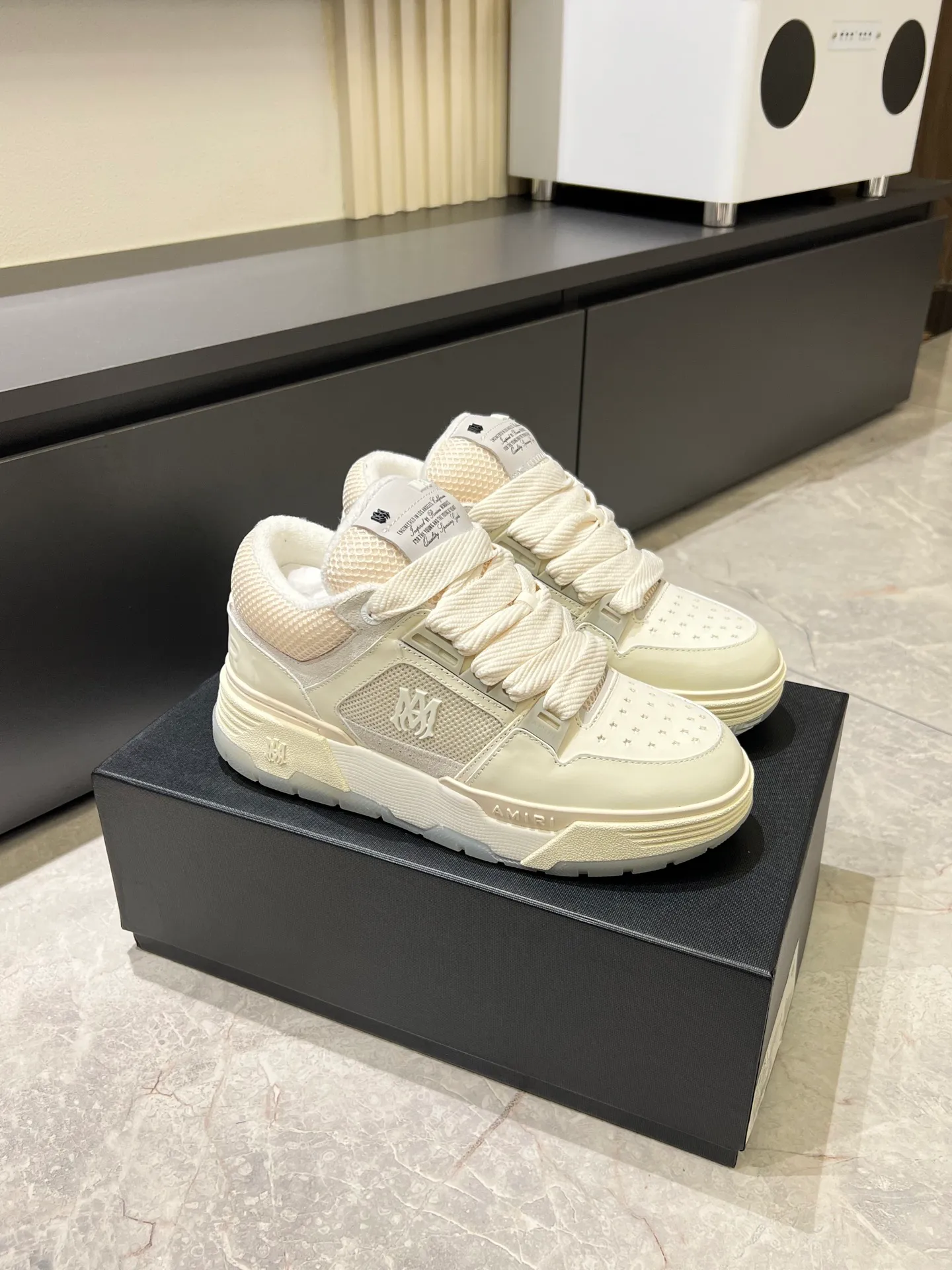 Men's shoes 💰p680 [AMIRI] 2025 spring and summer series new sneakers, new 🆕 bread shoes, bread shoes have a very special big tongue design, thickened outsole, rounded toe, oversized rubber sole and perforated star details, whoever wears them will look better! The appearance is responsible, the feet are retro and handsome! Size: 38-45